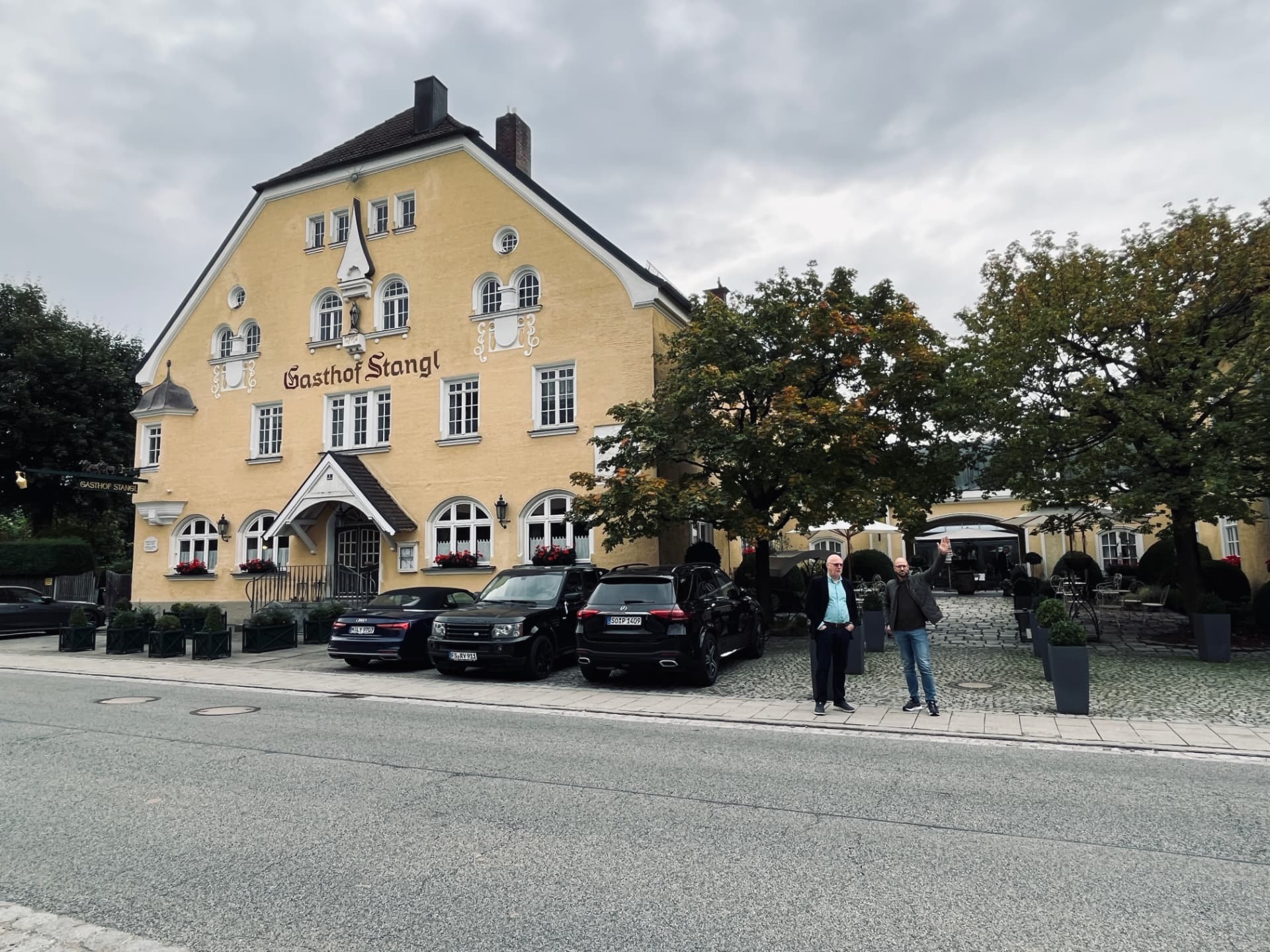 Två klubbmedlemmar framför Gasthof Stangl utanför München