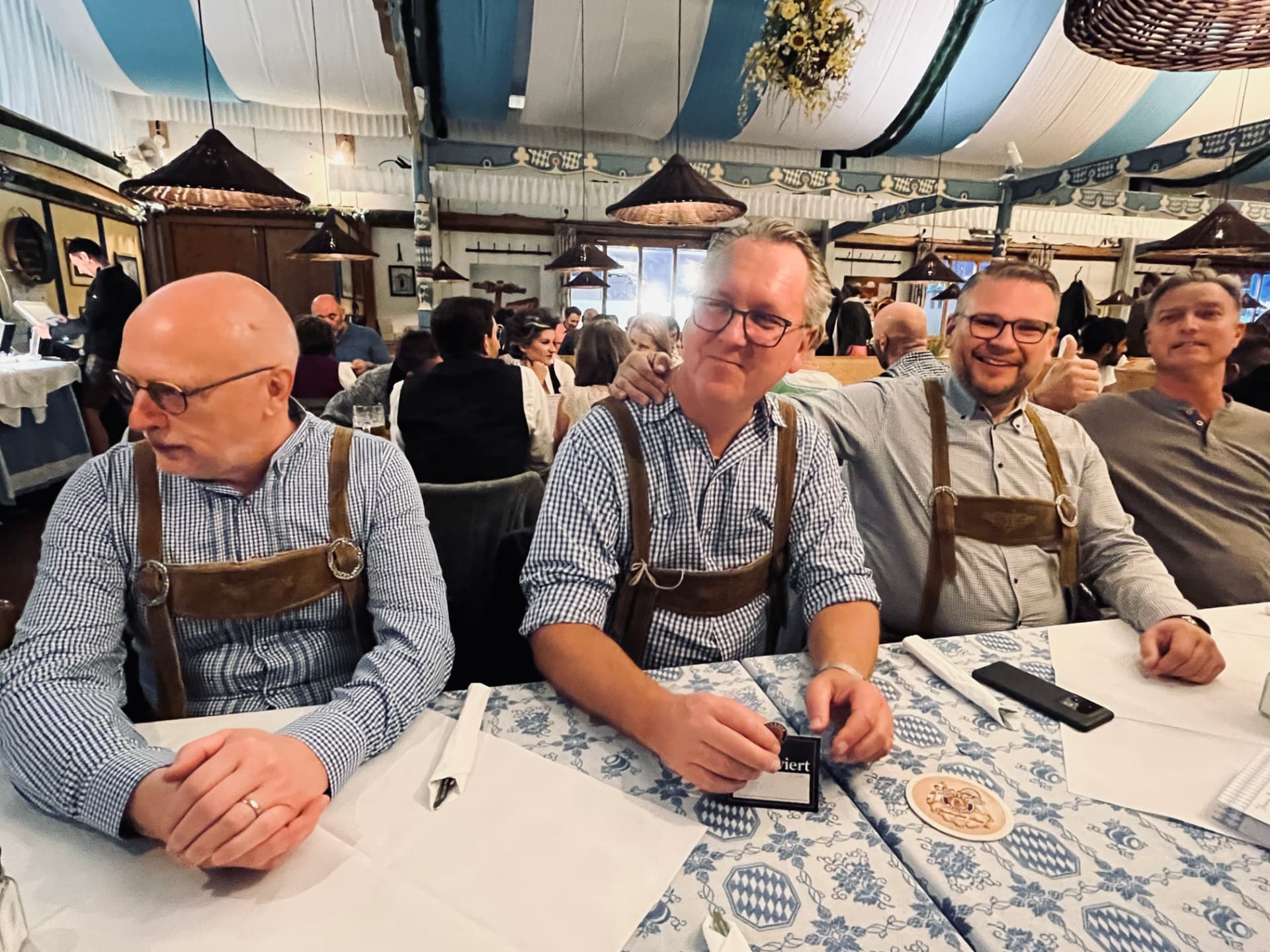 Fyra klubbmedlemmar samlade vid bordet i ölhallen