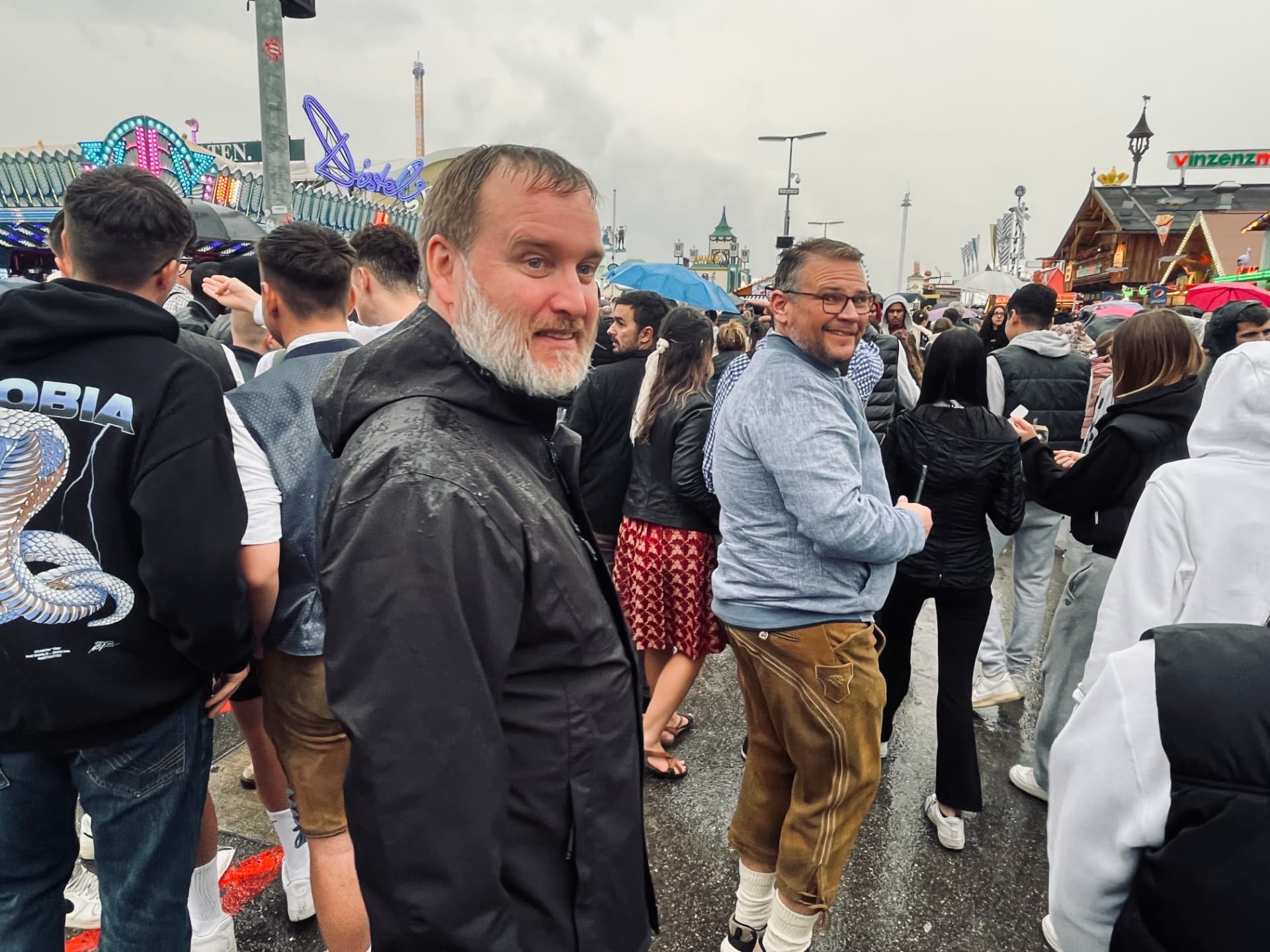 Två klubbmedlemmar i folkvimlet på Oktoberfest