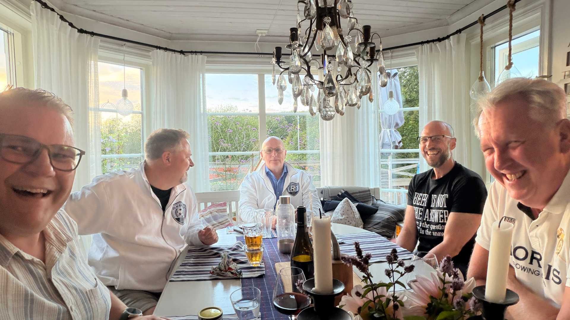 Klubbens middag i verandan vid solnedgång