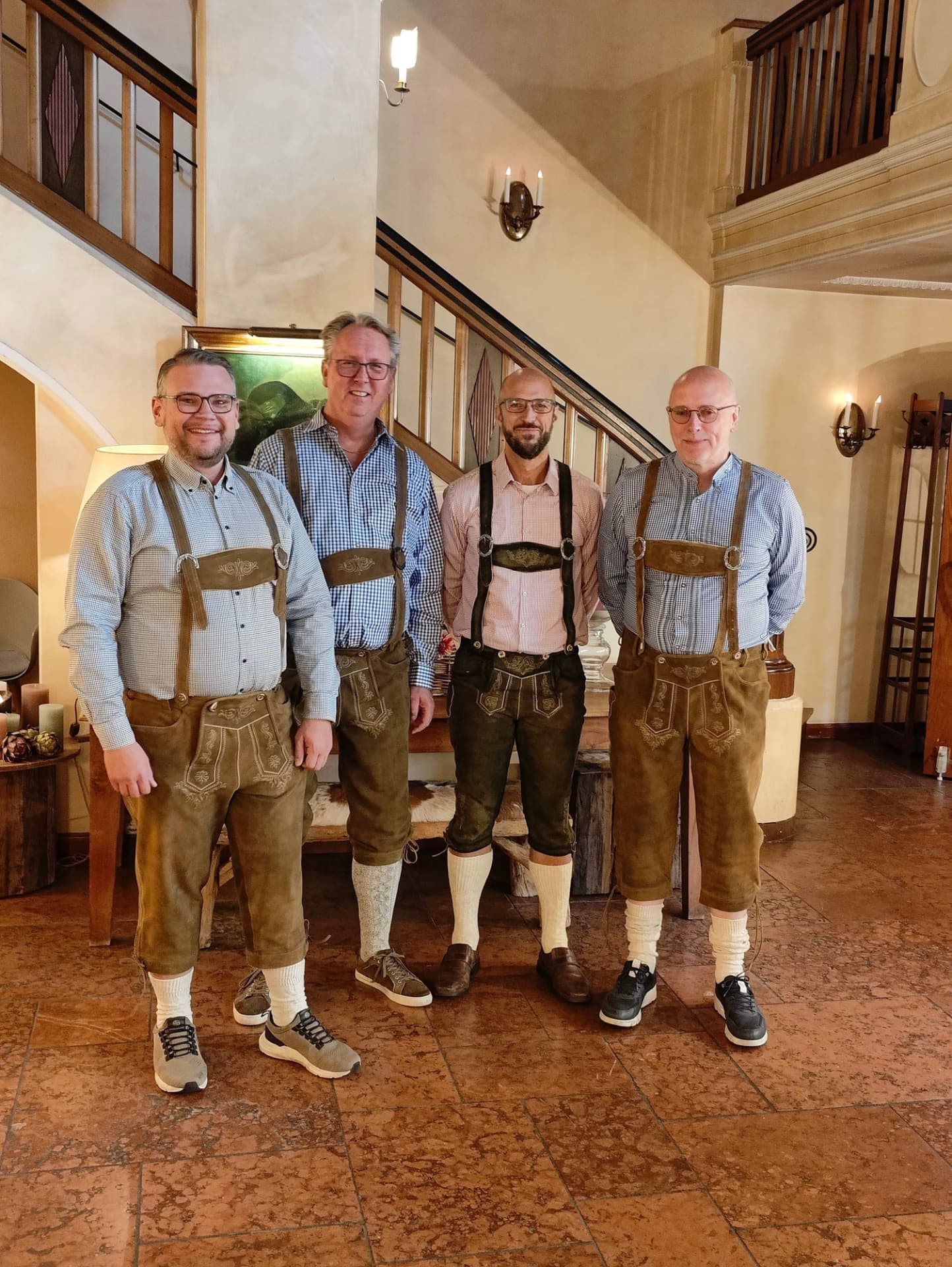 Fyra klubbmedlemmar uppställda i lederhosen