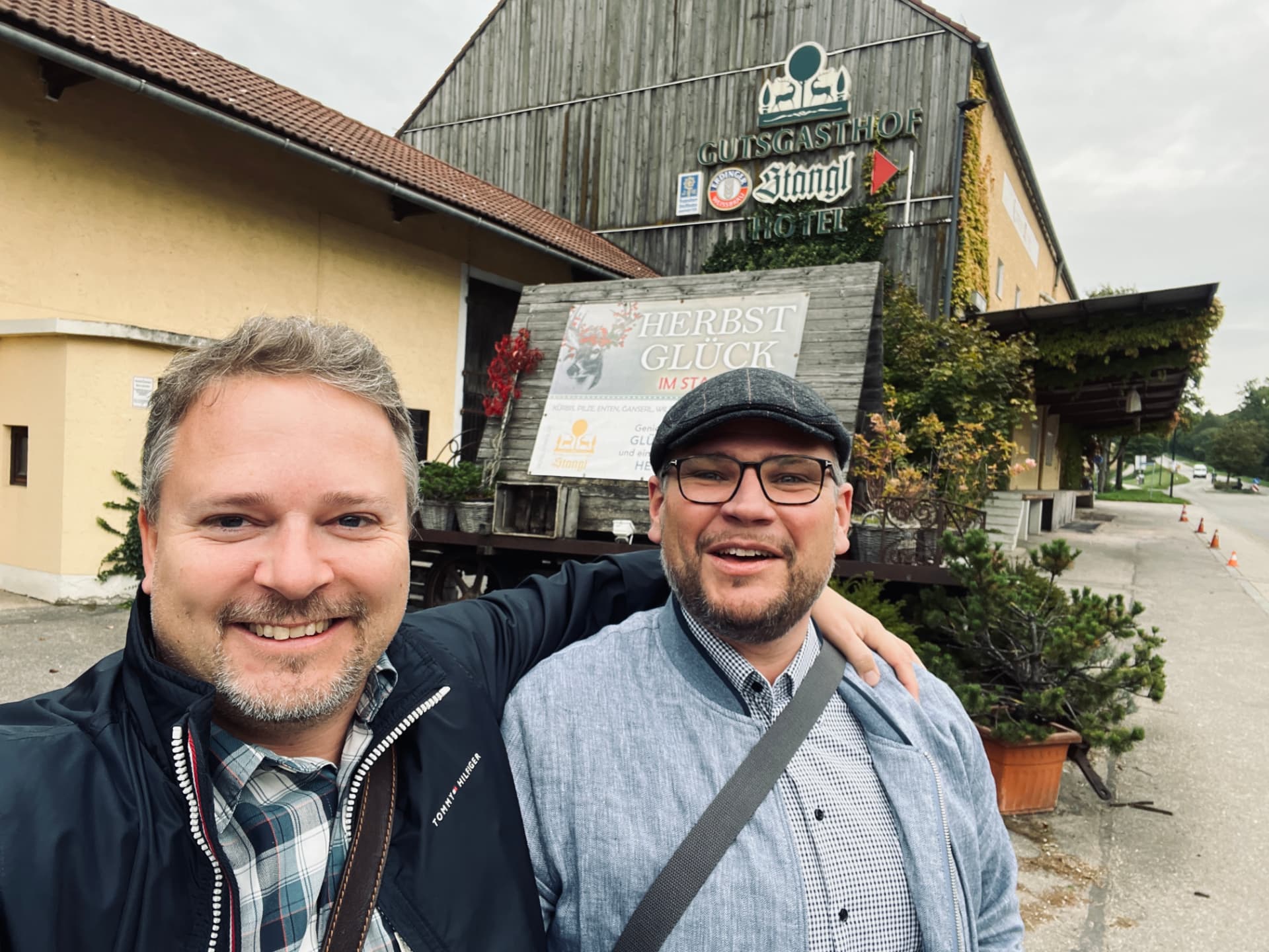 Två klubbmedlemmar tar en selfie utanför Gutsgasthof Stangl