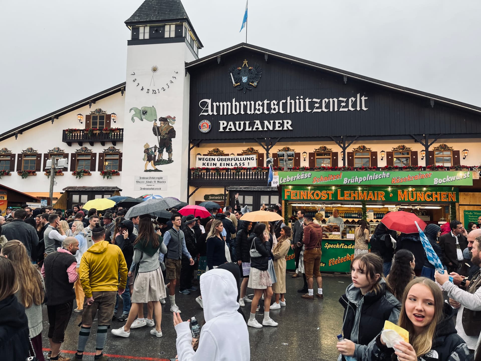 Folkmassa framför Armbrustschützenzelt på Oktoberfest