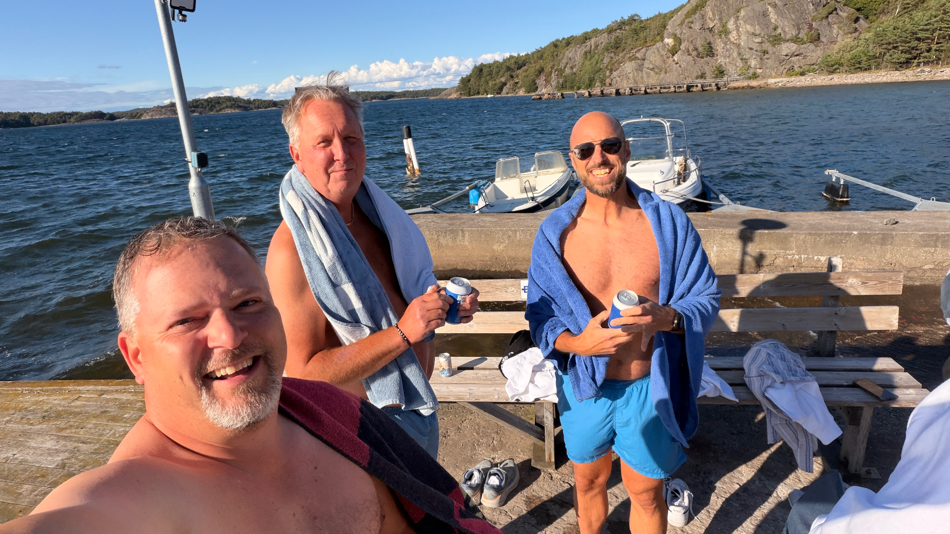 Morgondopp vid bryggan i skärgården