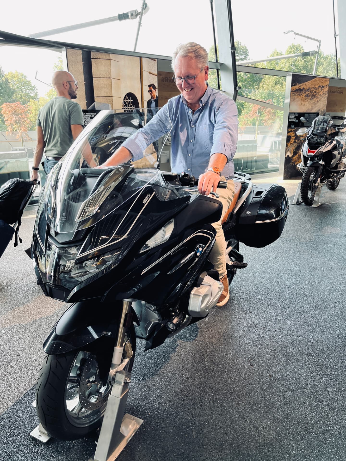 En klubbmedlem provsitter en stor BMW-motorcykel