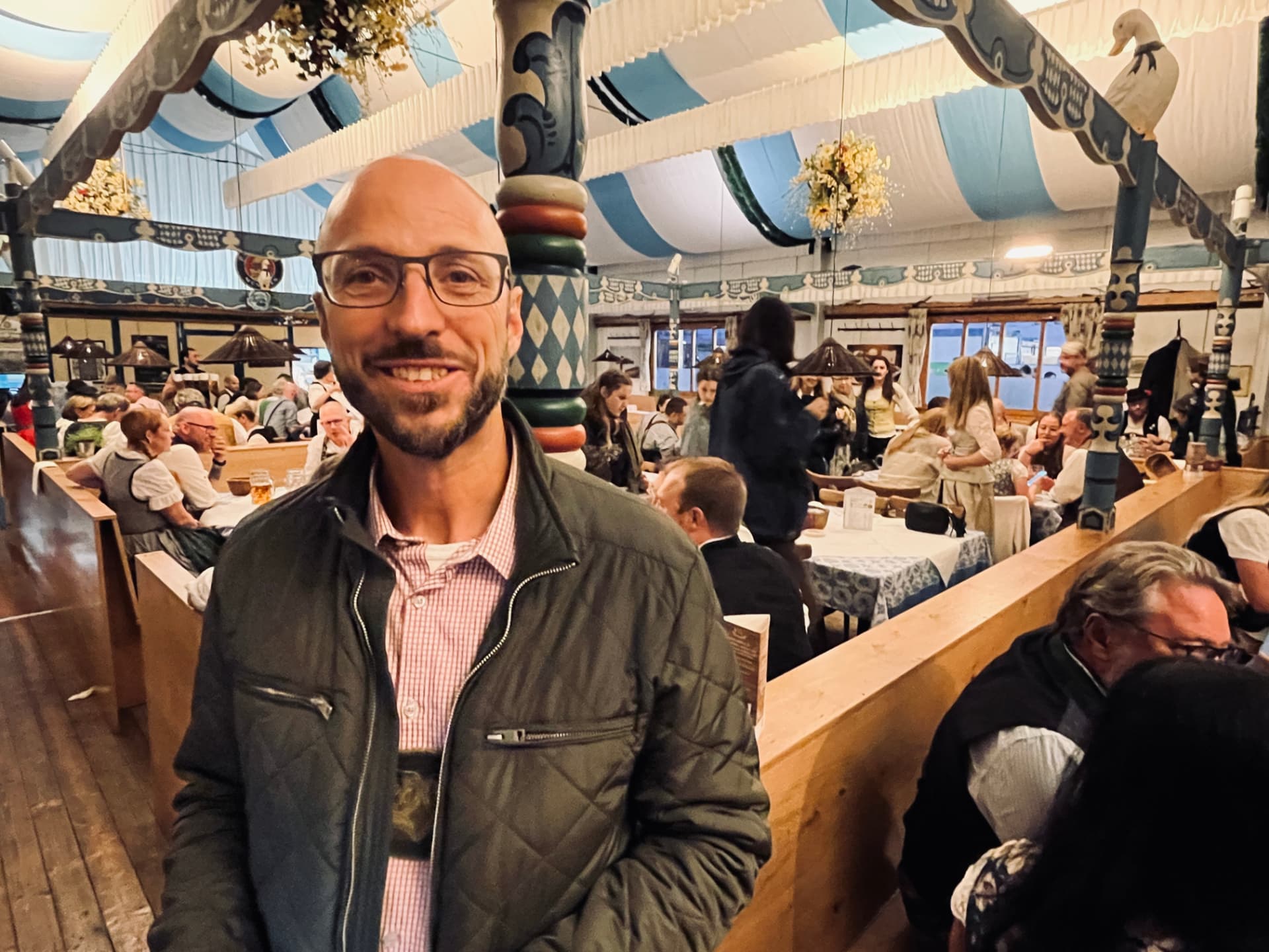 En klubbmedlem i en fullsatt ölhall