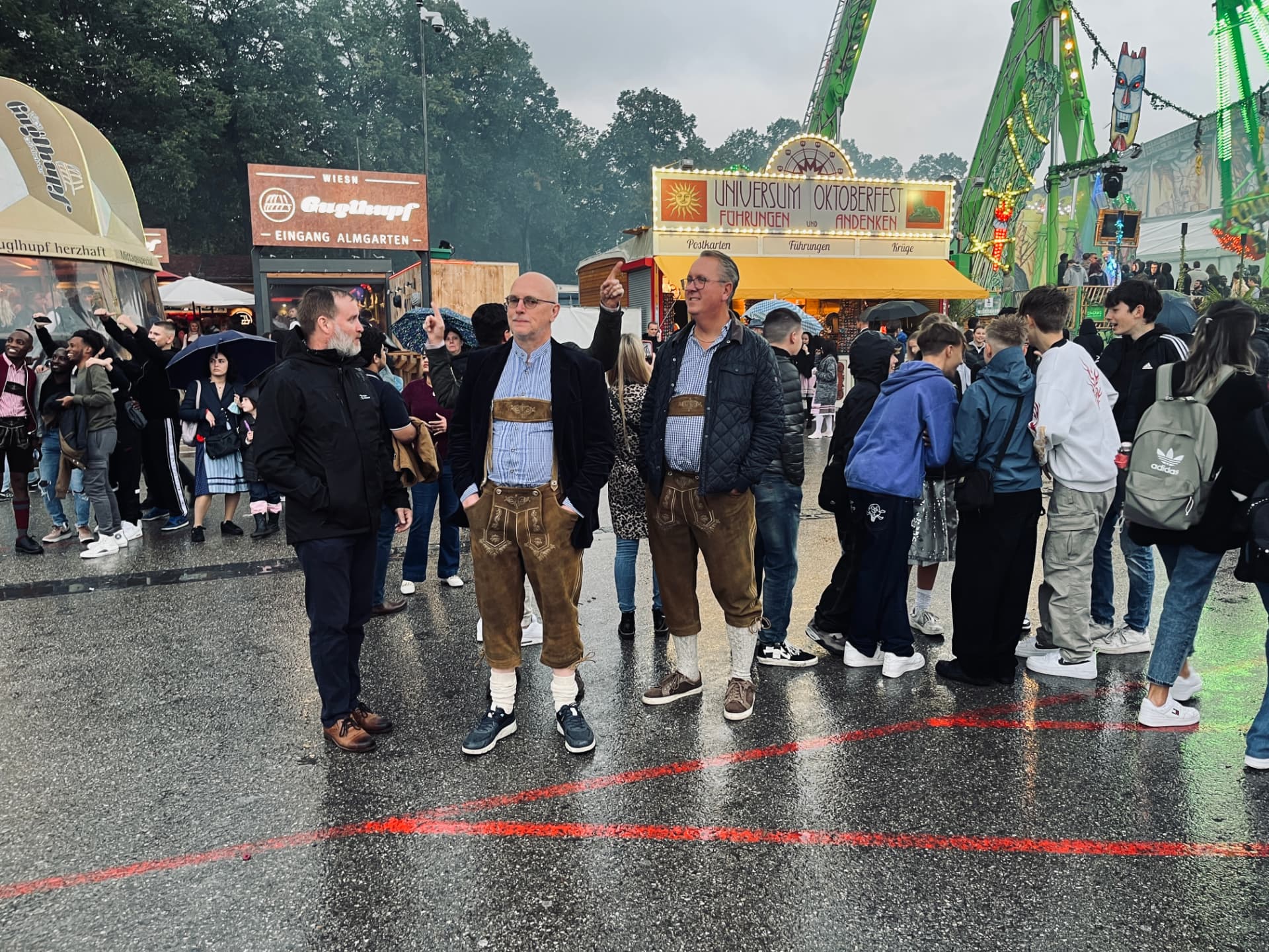 Tre klubbmedlemmar i lederhosen på Oktoberfest