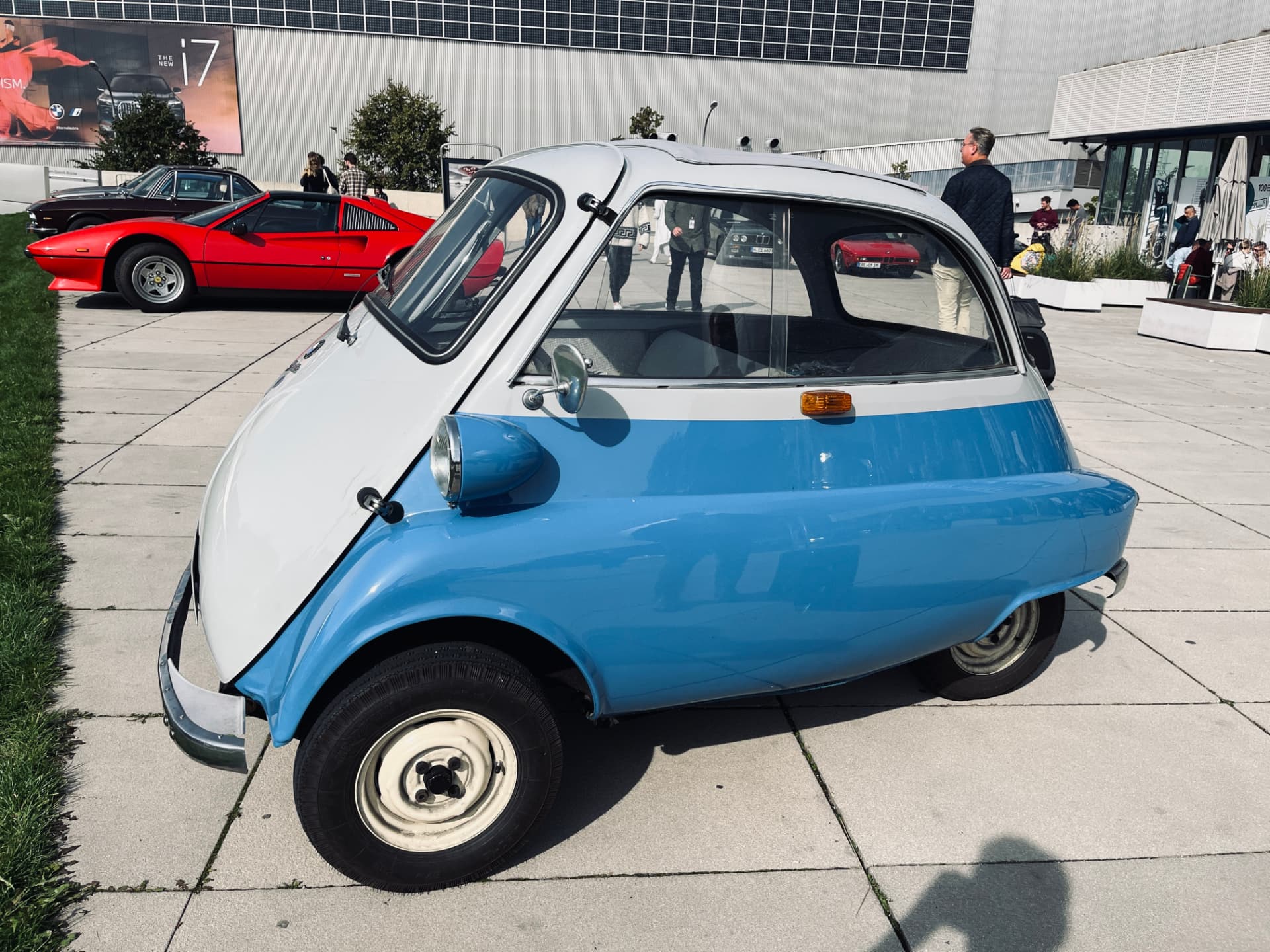 En blåvit BMW Isetta vid BMW Welt i München