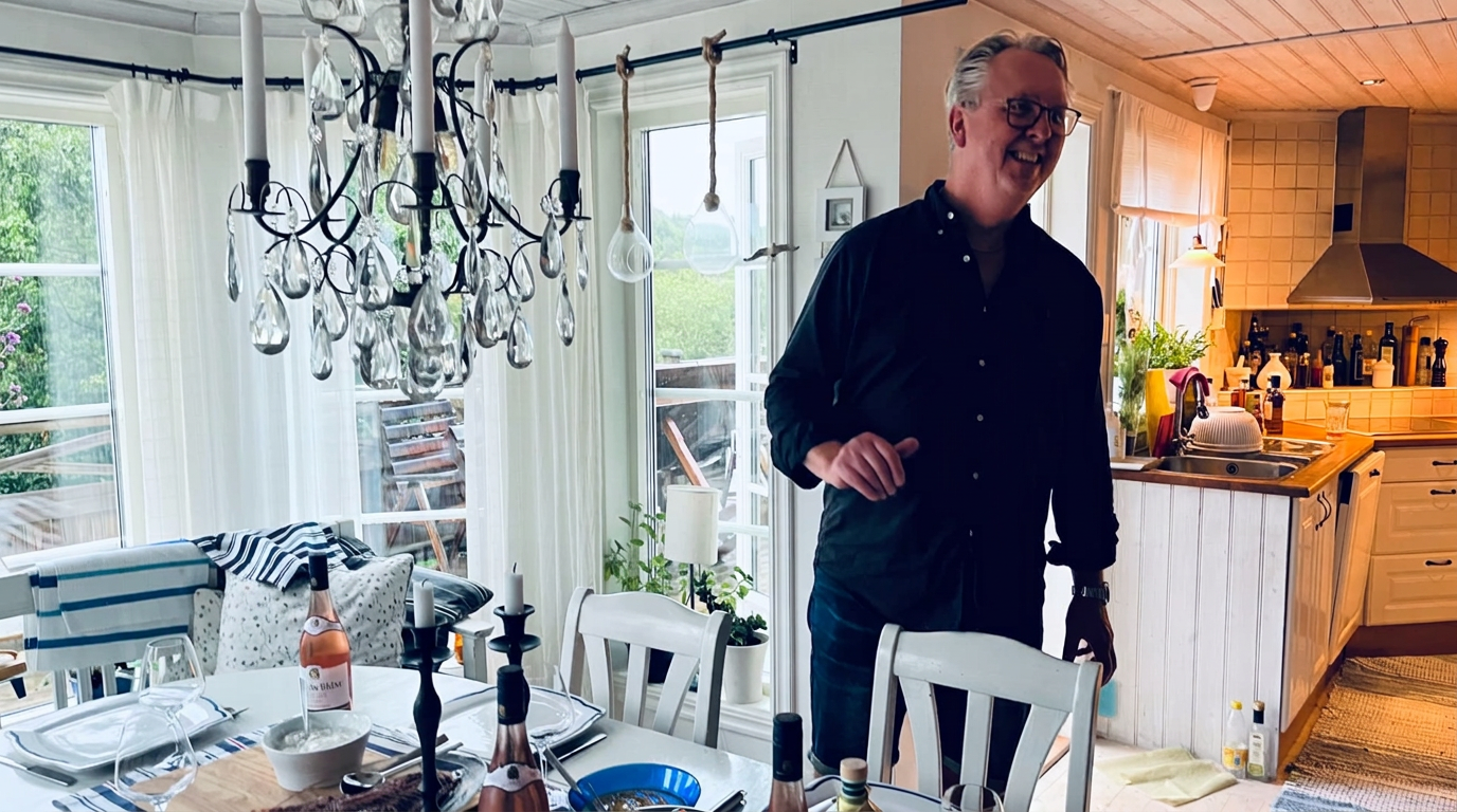 En klubbmedlem vid ett dukat bord med dryck och mat