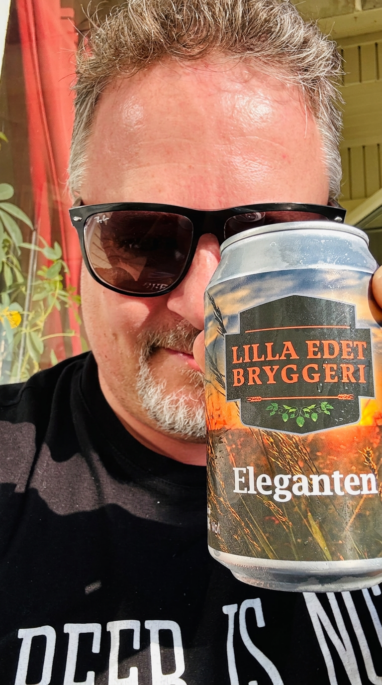 En klubbmedlem med en burk Eleganten från Lilla Edet Bryggeri