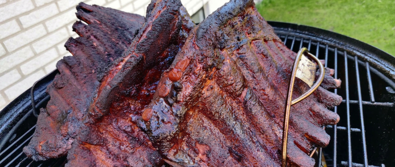 Grillat kött på grillen