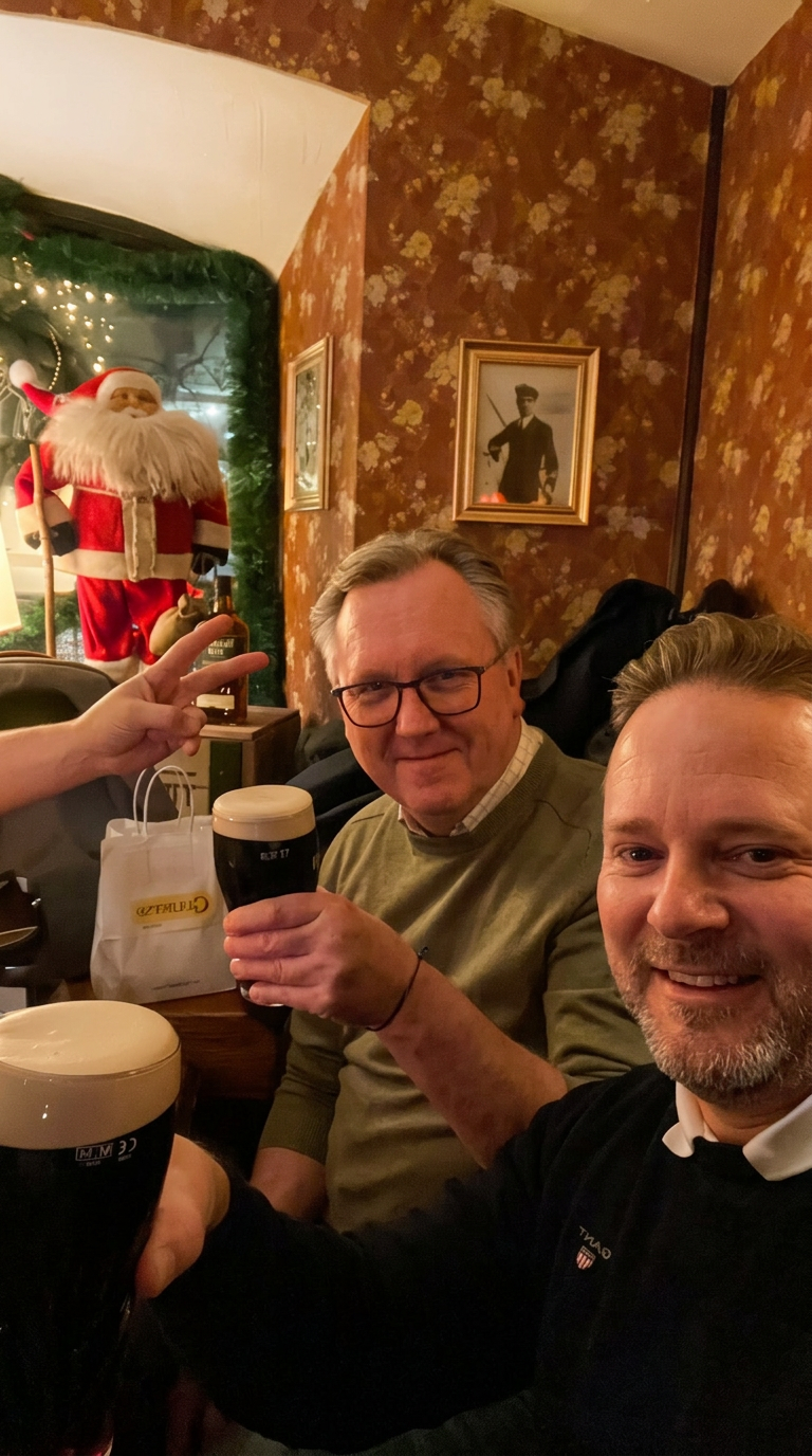Klubbmedlemmar med Guinnessglas på Paddingtons